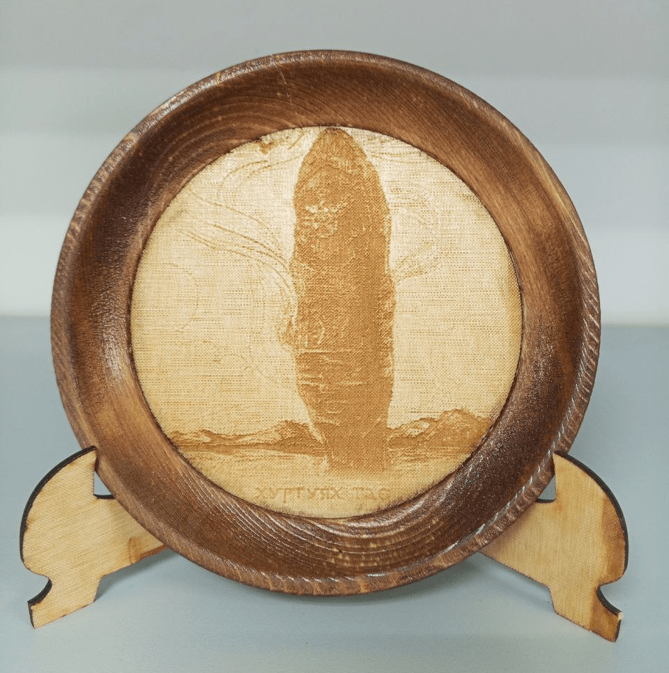 Сувенирная тарелка на подставке" Улуг Хуртаях тас " (Каменная бабушка)